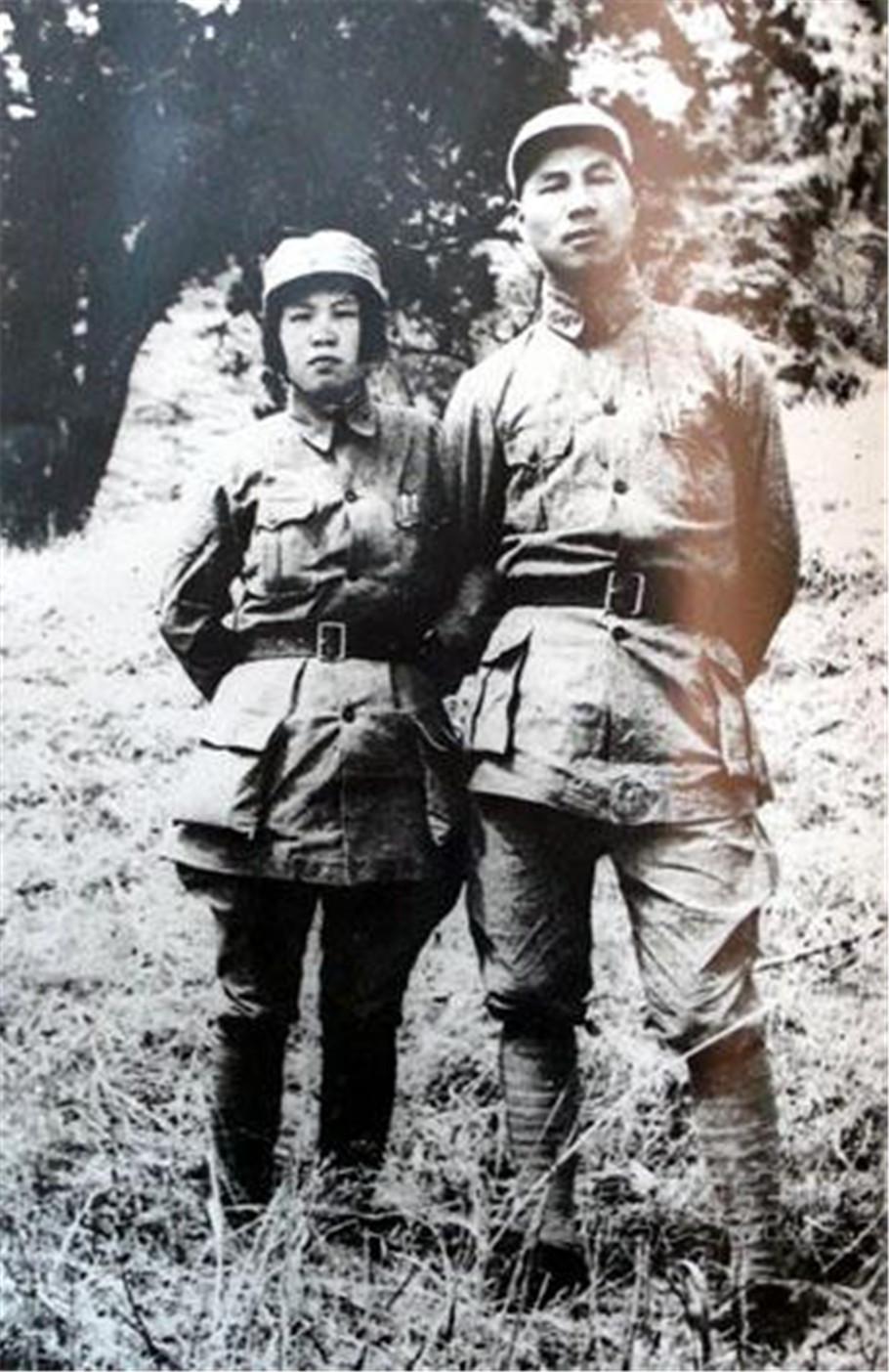 女兵穿军装的样子，坚韧与柔美的完美结合，女兵军装风采，坚韧与柔美的完美融合