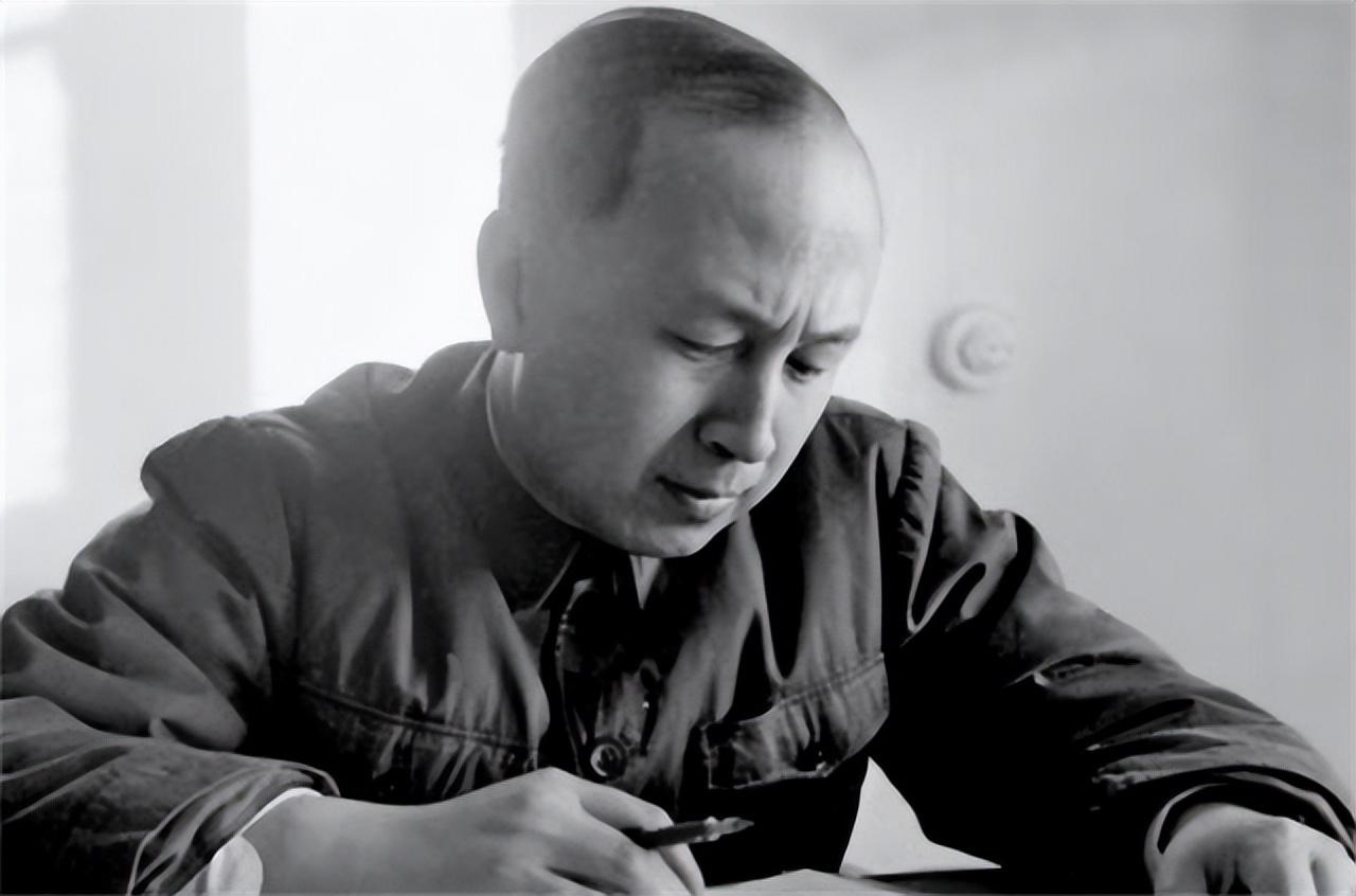 三军仪仗队送行钱学森，荣耀与敬意并行的国士离别，三军仪仗队送别钱学森，国士离别，荣耀与敬意并行
