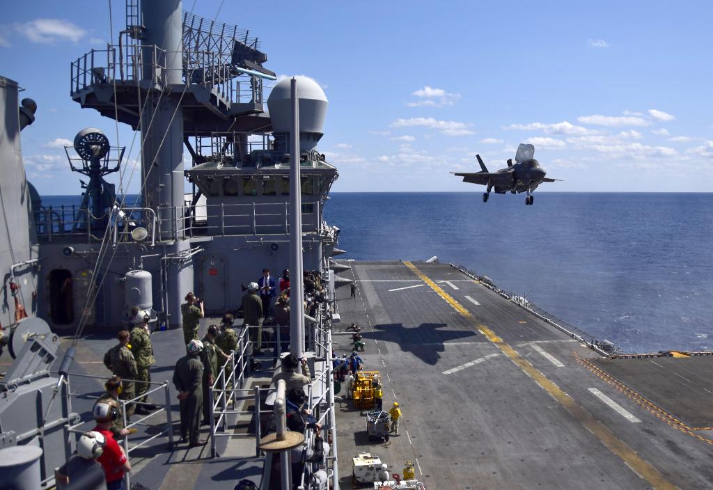 辽宁舰歼-15首次起降，中国海军航空兵力量的里程碑，辽宁舰歼-15首次起降，海军航空兵力量的重要里程碑