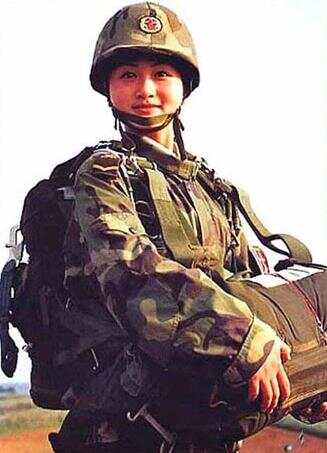 中国女兵的图片大全，展现铿锵玫瑰的英勇形象，中国女兵图片大全，铿锵玫瑰的英勇风采